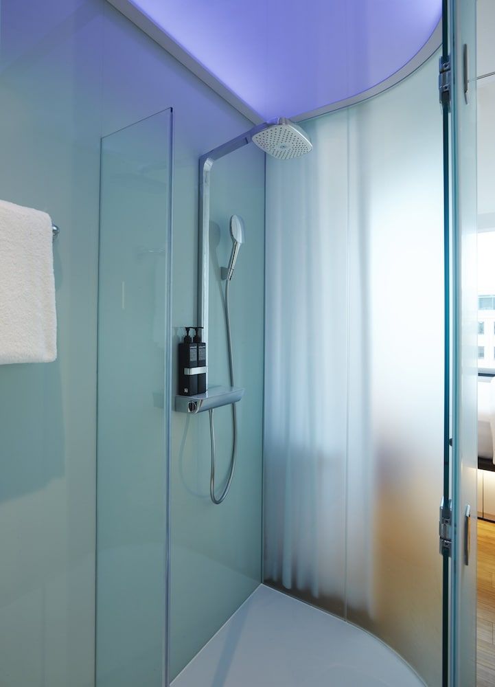 citizenM Tower of London Room, 1 King Bed 4