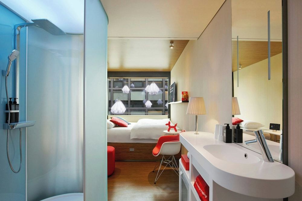 citizenM Tower of London Room, 1 King Bed 5