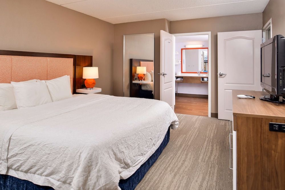 Suite, 1 King Bed, Accessible, Non Smoking