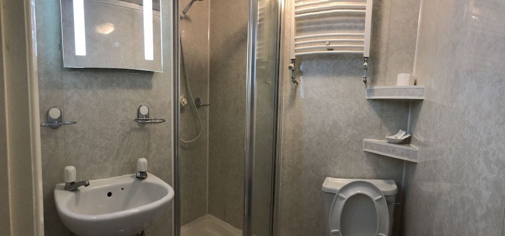 Springfield Hotel London Quadruple Room 8