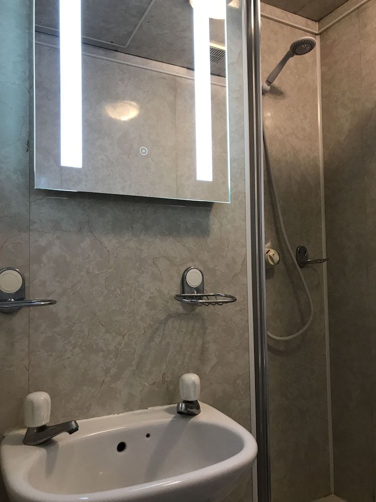 Springfield Hotel London Quadruple Room 9