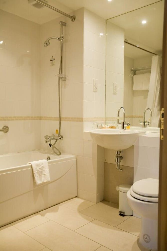 Angus Hotel Double or Twin Room 4