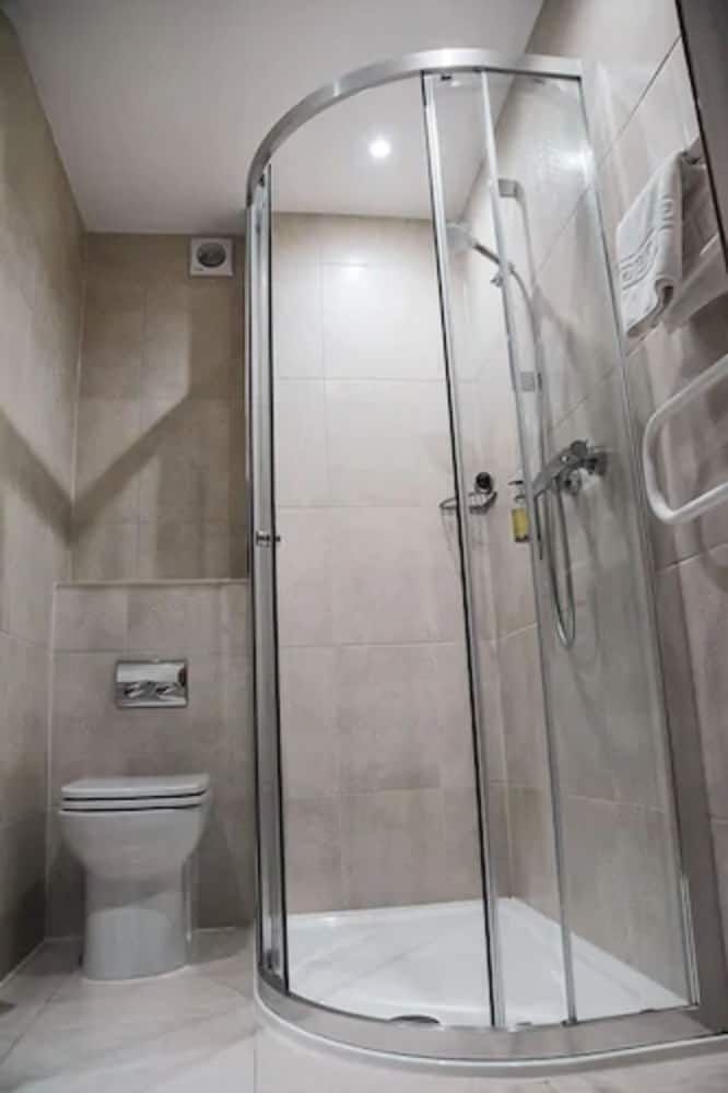 Angus Hotel Twin Room 3