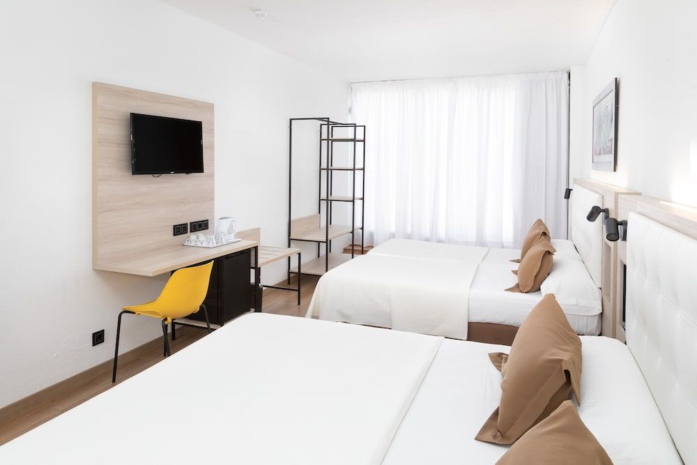 Alexandre Gala Family Room, Multiple Beds 2