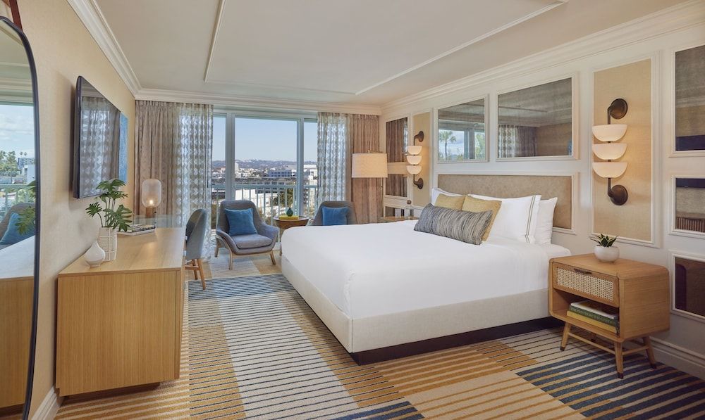 Deluxe Room, 1 King Bed, City View