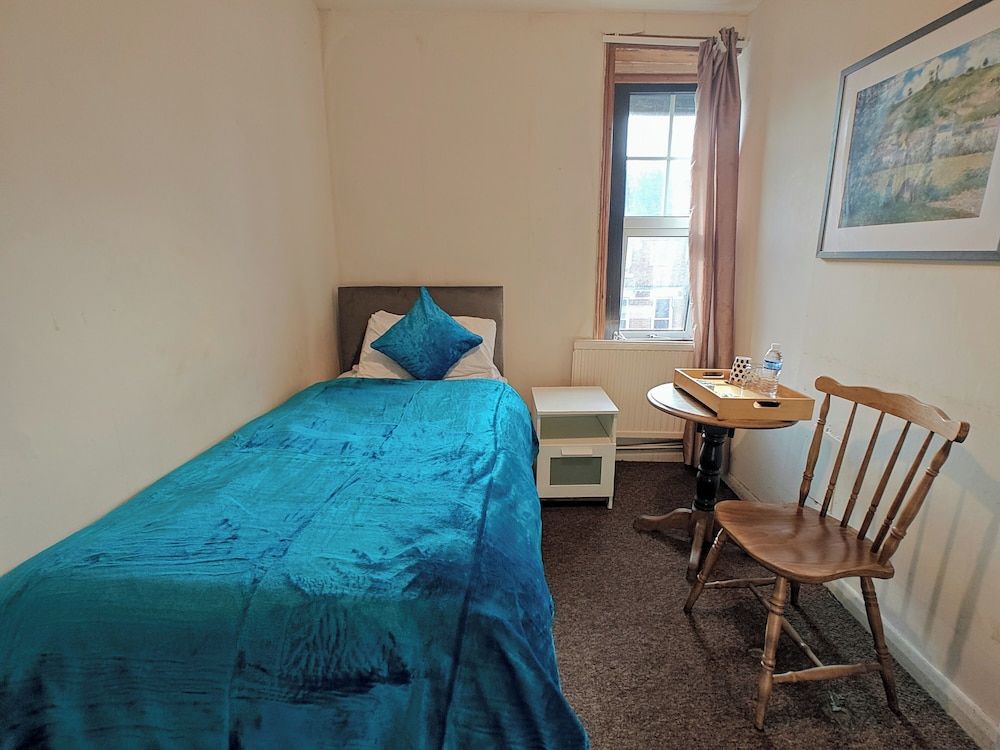 Campbell's Guest House Standard Single Room, 1 Bedroom, Non Smoking, Shared Bathroom (wash basin in the room ) 2
