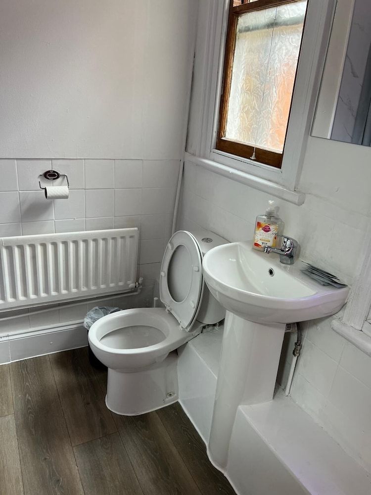 Campbell's Guest House Basic Single Room, 1 Bedroom, Non Smoking, Shared Bathroom 4