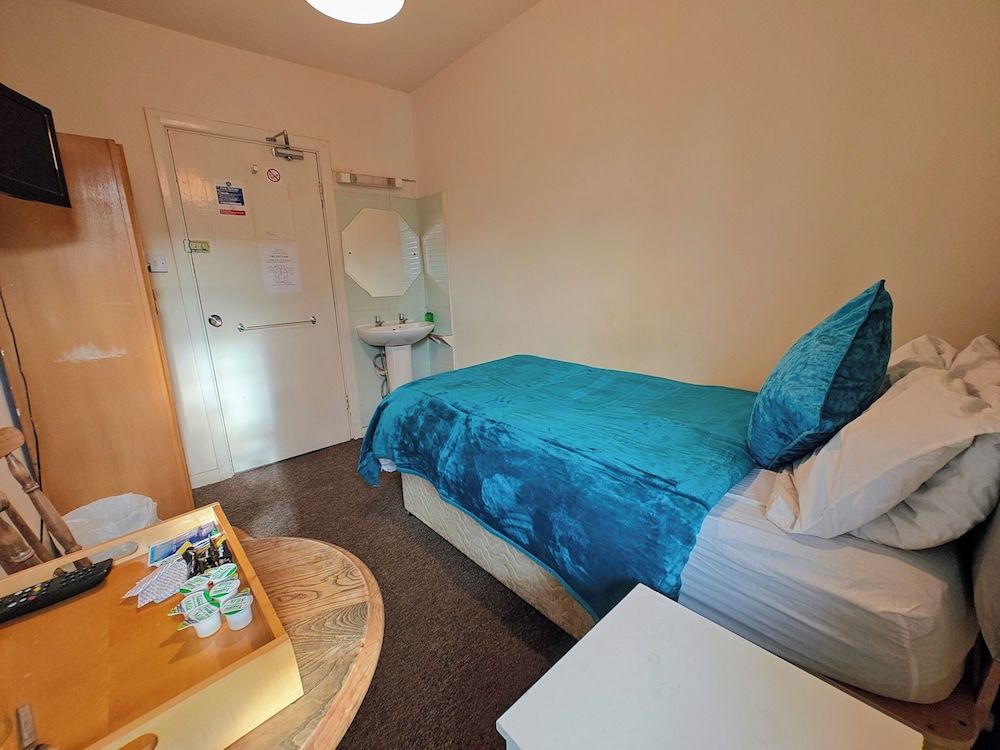 Campbell's Guest House Standard Single Room, 1 Bedroom, Non Smoking, Shared Bathroom (wash basin in the room )