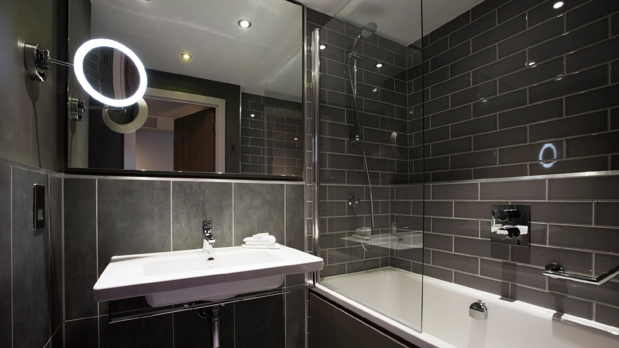 Holiday Inn Manchester - City Centre by IHG 1 King Bed Standard 2