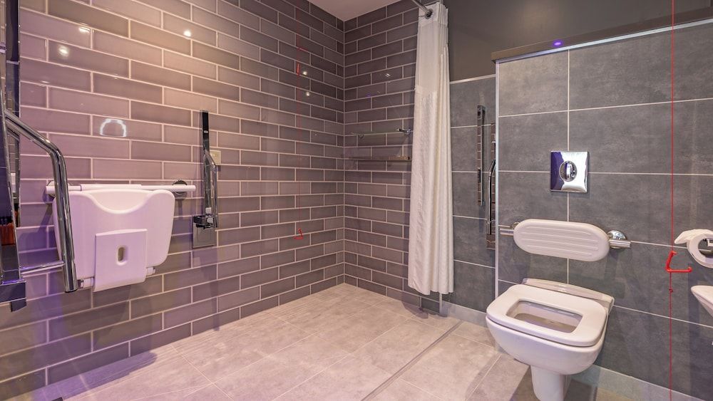 Holiday Inn Manchester - City Centre by IHG Premium Room, 1 King Bed, Accessible 6