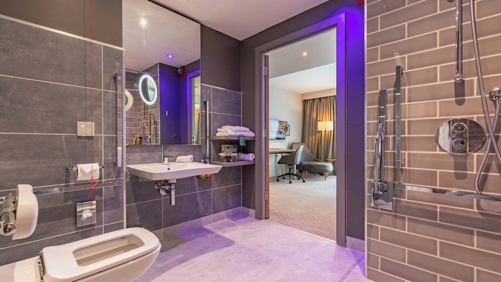 Holiday Inn Manchester - City Centre by IHG Premium Room, 1 King Bed, Accessible 7