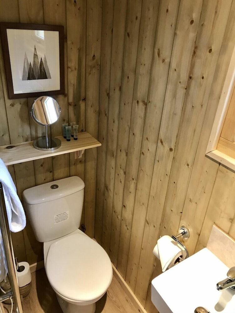 Highland Bear Lodge & Luxury Bear Huts Hut Ensuite-Woodland view (Fraser Shepherd Hut) 2