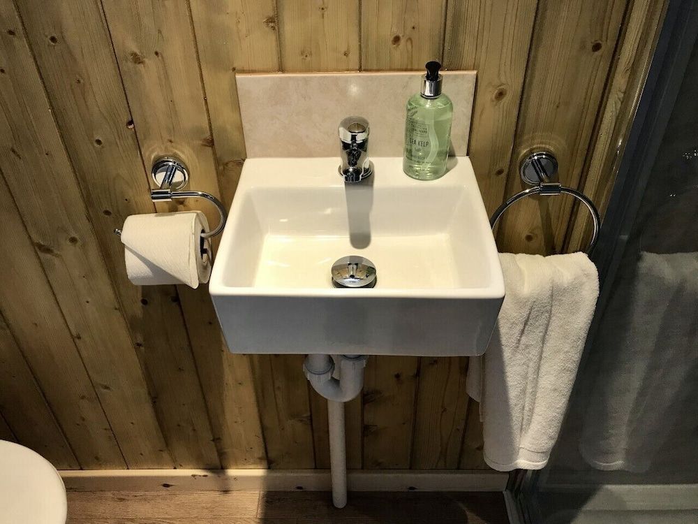 Highland Bear Lodge & Luxury Bear Huts Hut Ensuite-Woodland view (Fraser Shepherd Hut) 3