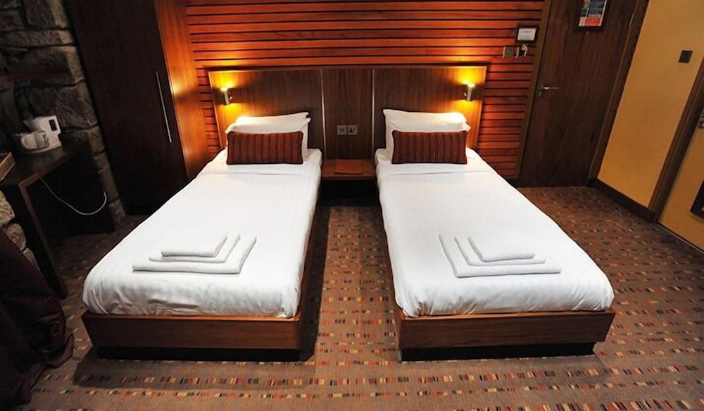 The Commercial Hotel Standard Twin Room, 2 Twin Beds
