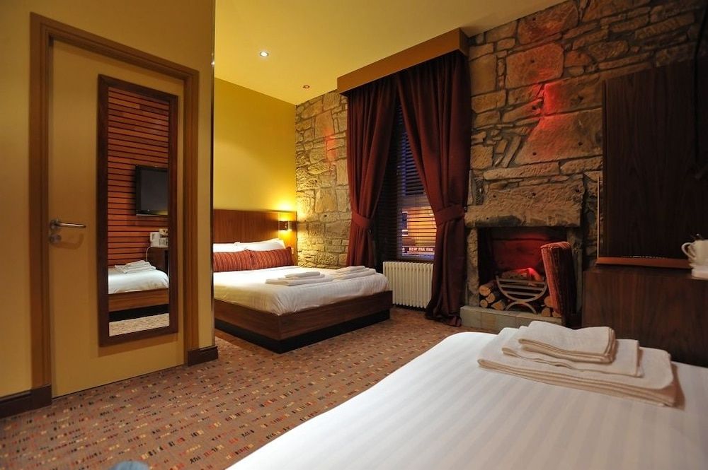 The Commercial Hotel Standard Triple Room 3