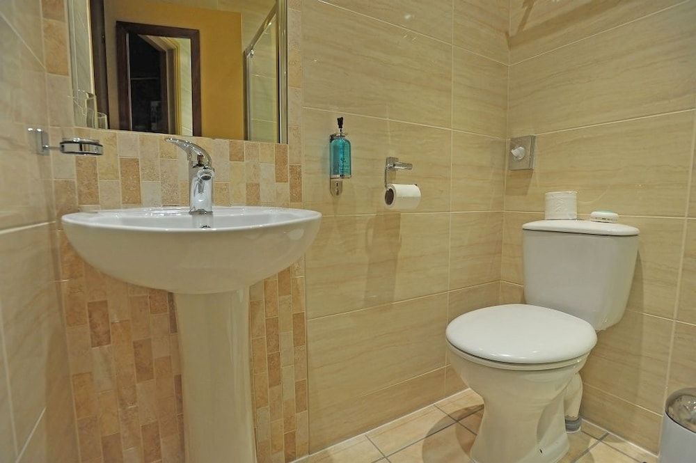 The Commercial Hotel Standard Twin Room, 2 Twin Beds 5