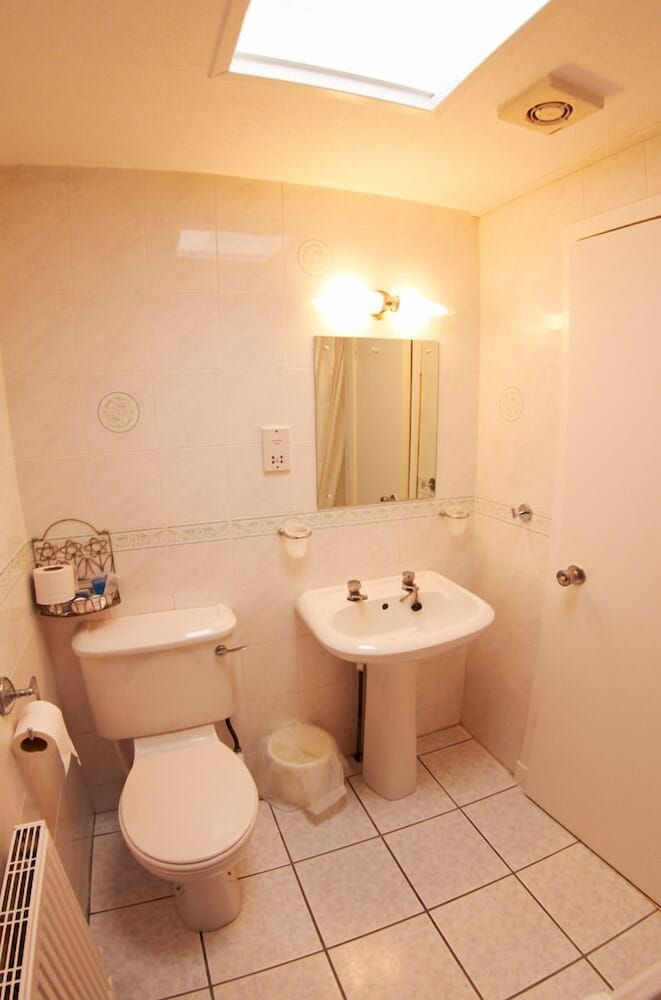 Abbotsford Hotel Twin Room 3