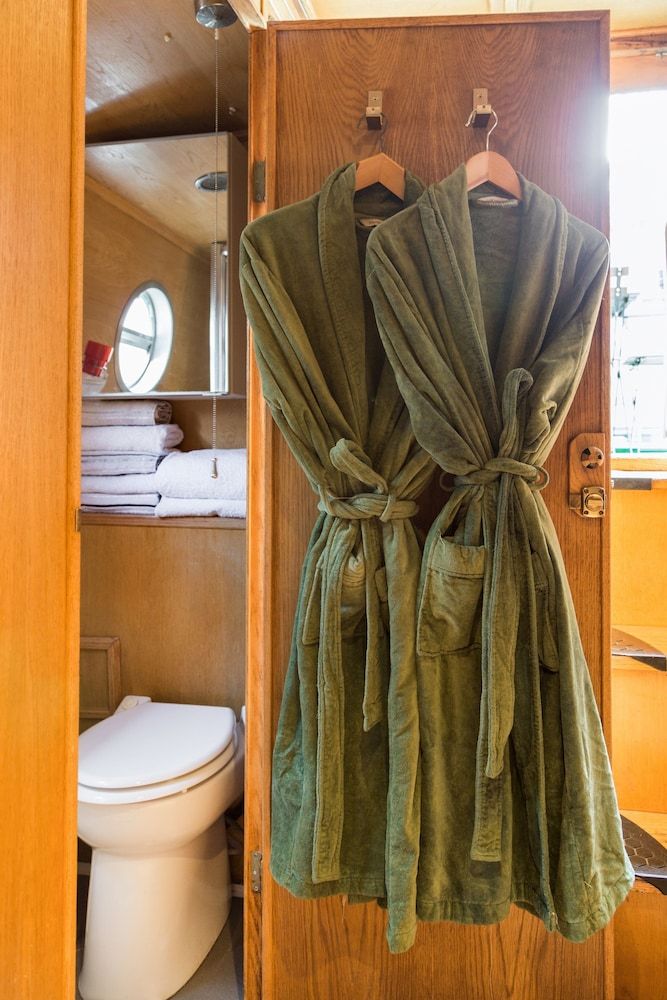 The Four Sisters Boatel Luxury Cabin (Houseboat - 2 double & 1 bunk bed) 22