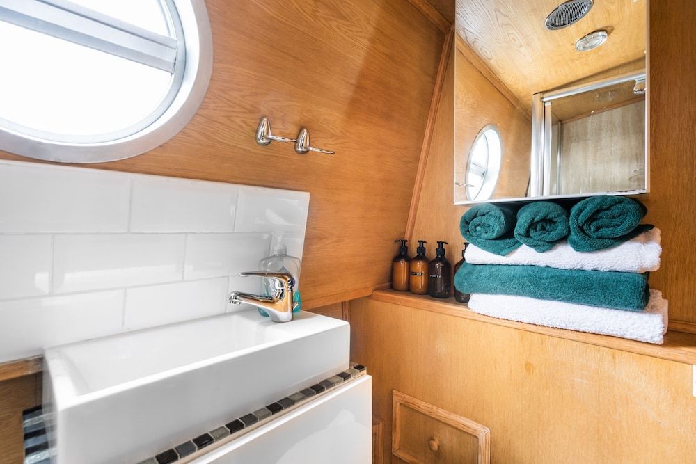 The Four Sisters Boatel Luxury Cabin (Houseboat - 2 double & 1 bunk bed) 27