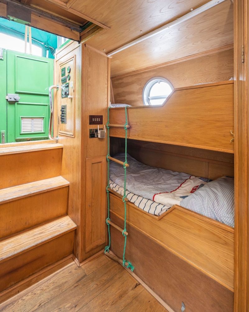 The Four Sisters Boatel Luxury Cabin (Houseboat - 2 double & 1 bunk bed) 31