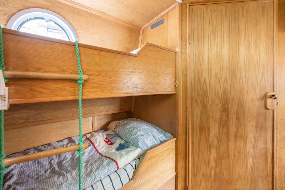 The Four Sisters Boatel Luxury Cabin (Houseboat - 2 double & 1 bunk bed) 30