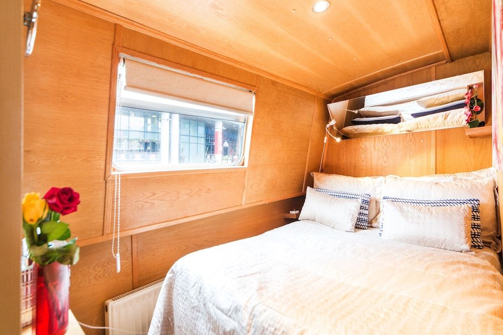 The Four Sisters Boatel Luxury Cabin (Houseboat - 2 double & 1 bunk bed) 5
