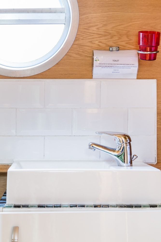 The Four Sisters Boatel Luxury Cabin (Houseboat - 2 double & 1 bunk bed) 23