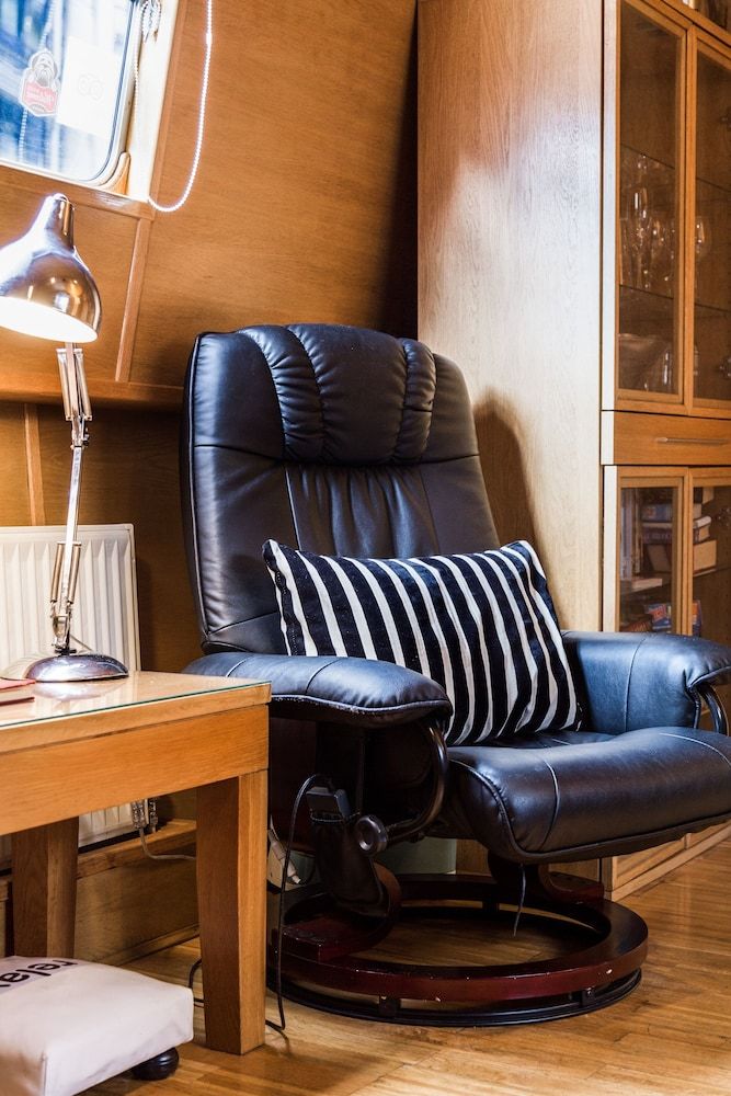 The Four Sisters Boatel Luxury Cabin (Houseboat - 2 double & 1 bunk bed) 28