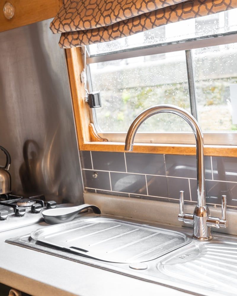 The Four Sisters Boatel Luxury Cabin (Houseboat - 2 double & 1 bunk bed) 21