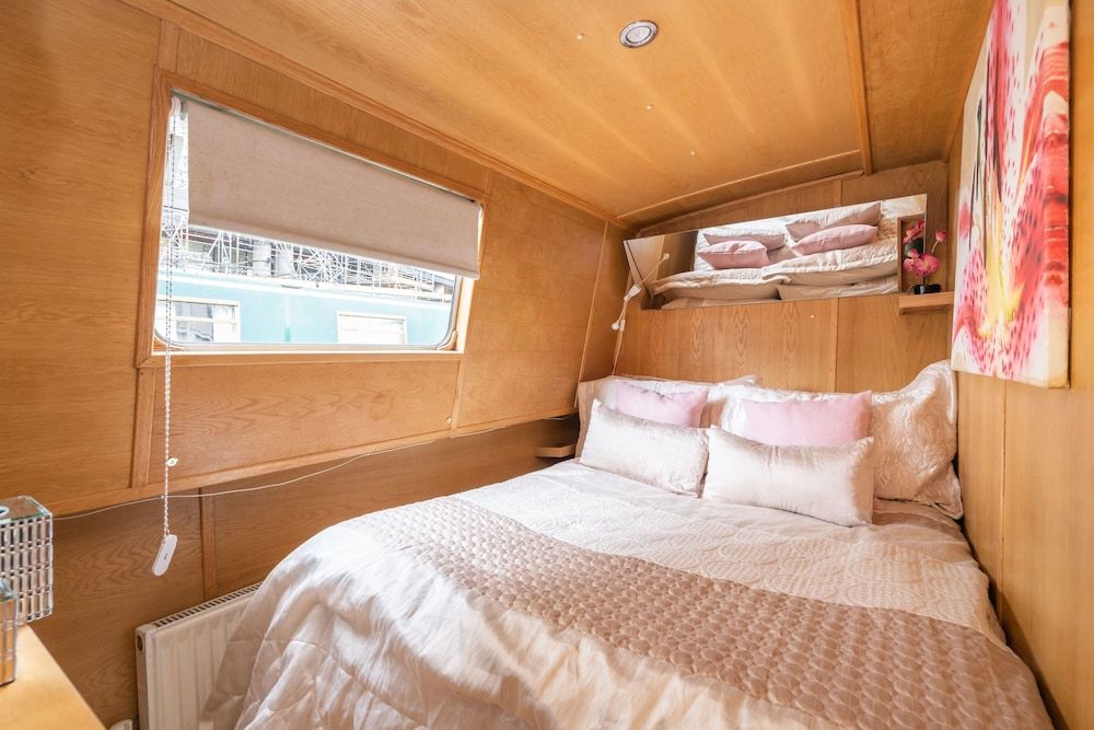 The Four Sisters Boatel Luxury Cabin (Houseboat - 2 double & 1 bunk bed) 11