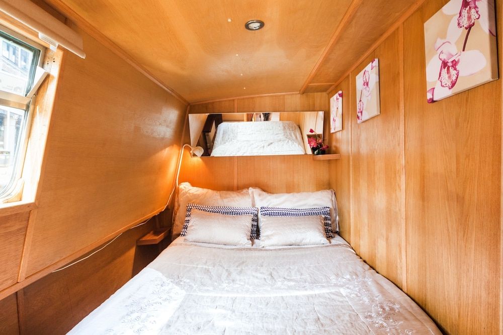 The Four Sisters Boatel Luxury Cabin (Houseboat - 2 double & 1 bunk bed) 2