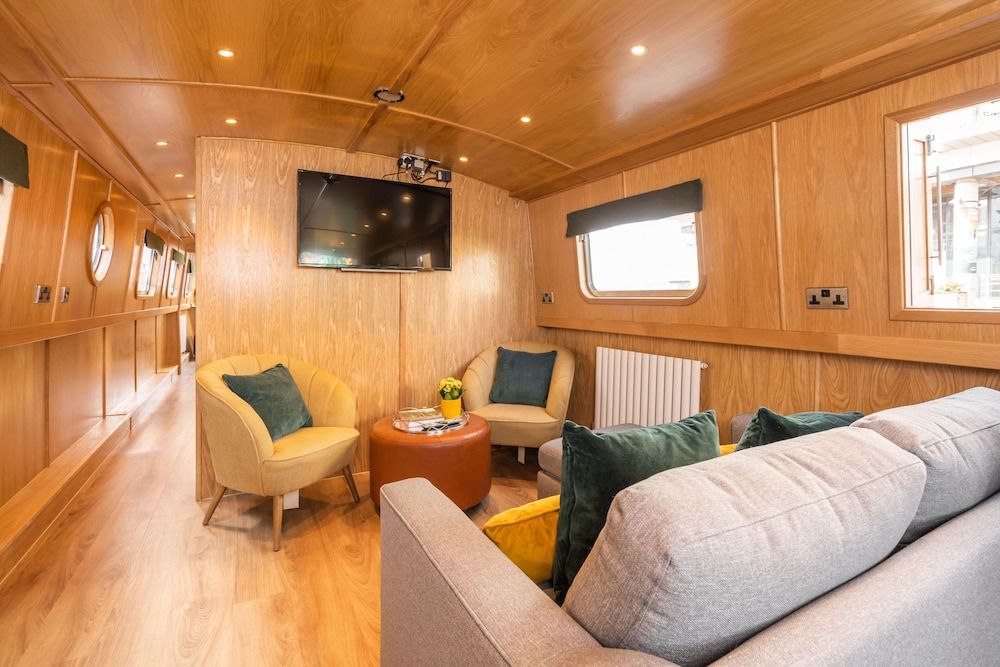 The Four Sisters Boatel Luxury Cabin (Camillia Houseboat) 13