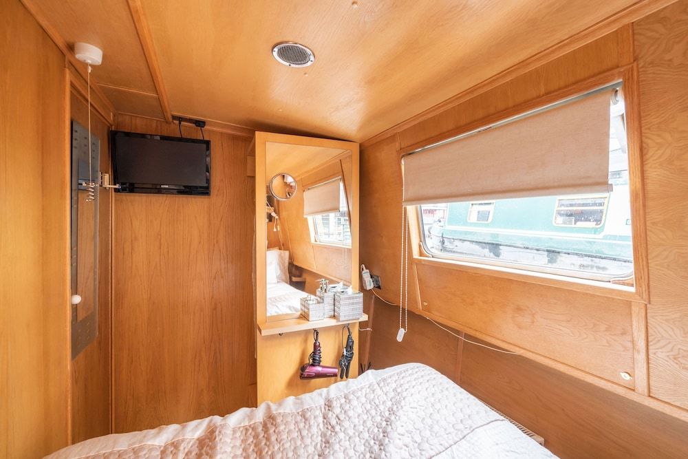 The Four Sisters Boatel Luxury Cabin (Houseboat - 2 double & 1 bunk bed) 13