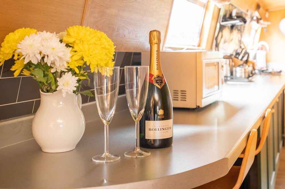 The Four Sisters Boatel Luxury Cabin (Houseboat - 2 double & 1 bunk bed) 37