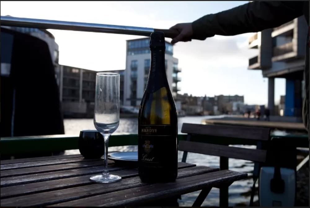 The Four Sisters Boatel Luxury Cabin (Houseboat - 2 double & 1 bunk bed) 17