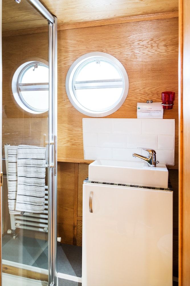 The Four Sisters Boatel Luxury Cabin (Houseboat - 2 double & 1 bunk bed) 19