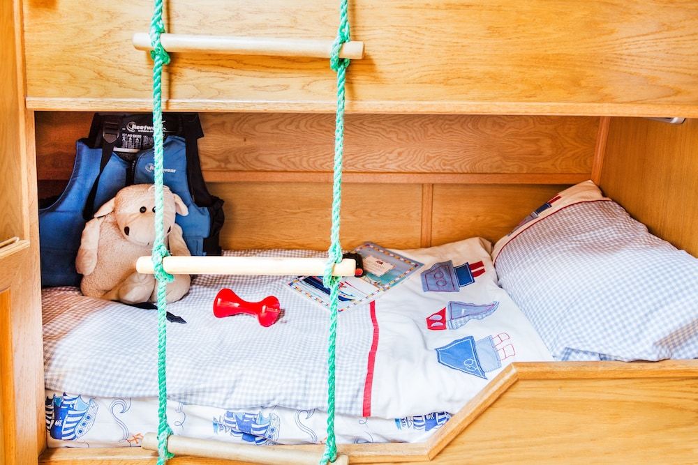 The Four Sisters Boatel Luxury Cabin (Houseboat - 2 double & 1 bunk bed) 8