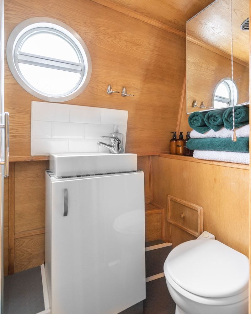 The Four Sisters Boatel Luxury Cabin (Houseboat - 2 double & 1 bunk bed) 24