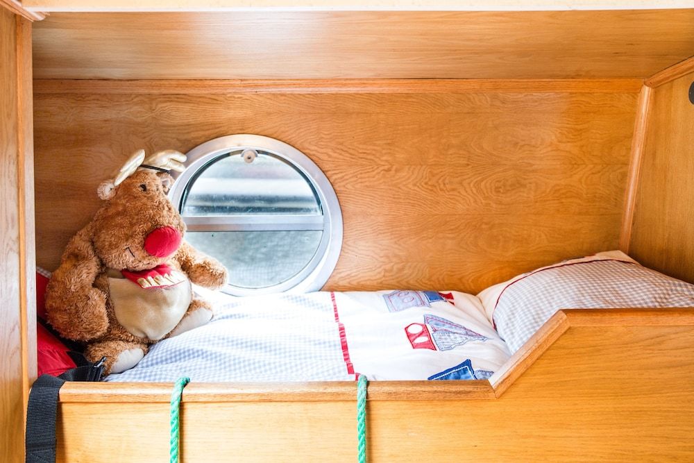 The Four Sisters Boatel Luxury Cabin (Houseboat - 2 double & 1 bunk bed) 7