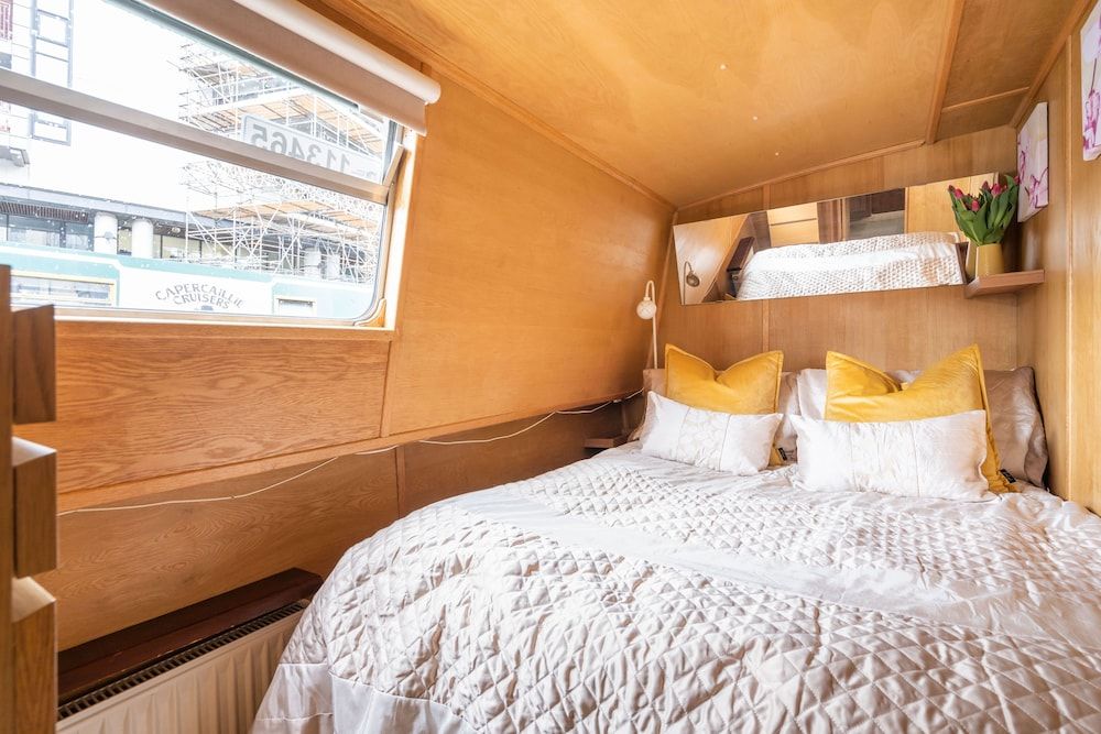 The Four Sisters Boatel Luxury Cabin (Houseboat - 2 double & 1 bunk bed) 14
