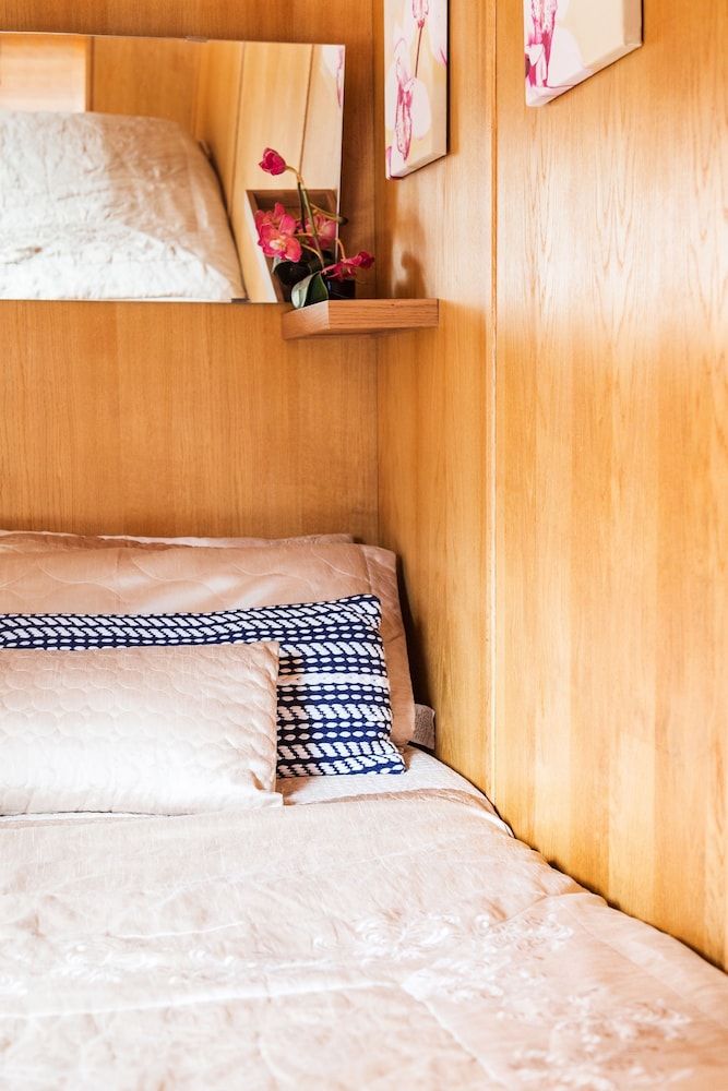 The Four Sisters Boatel Luxury Cabin (Houseboat - 2 double & 1 bunk bed)
