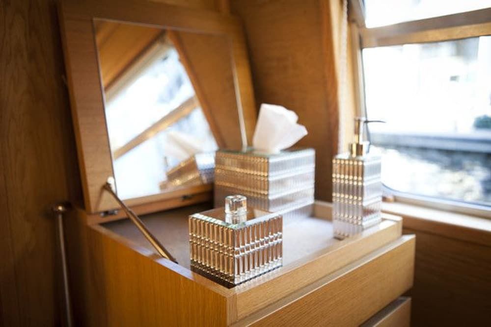 The Four Sisters Boatel Luxury Cabin (Houseboat - 2 double & 1 bunk bed) 18