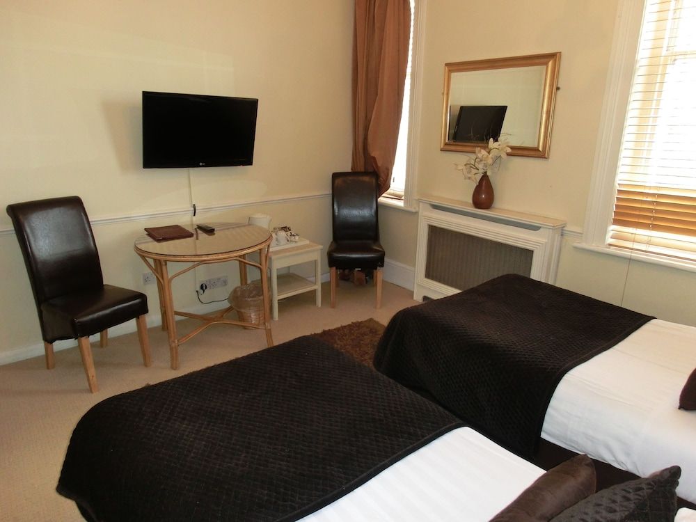Rushmore Hotel Twin Room 4
