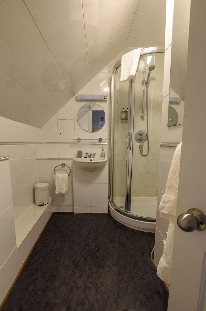 Coolin View Guest Rooms Comfort Double Room, Ensuite, Sea View 5