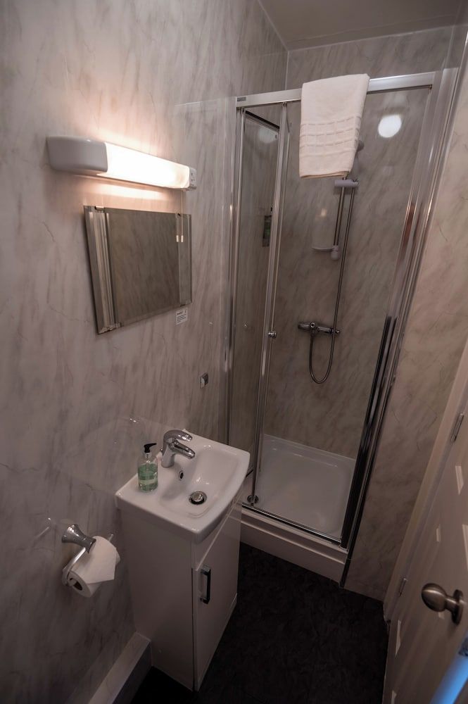 Coolin View Guest Rooms Standard Single Room, Ensuite, Sea View (Larger Bed) 5