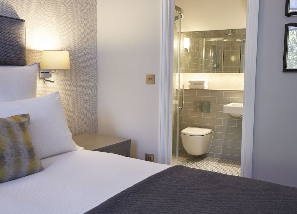 54 Queens Gate Hotel Double Room 3