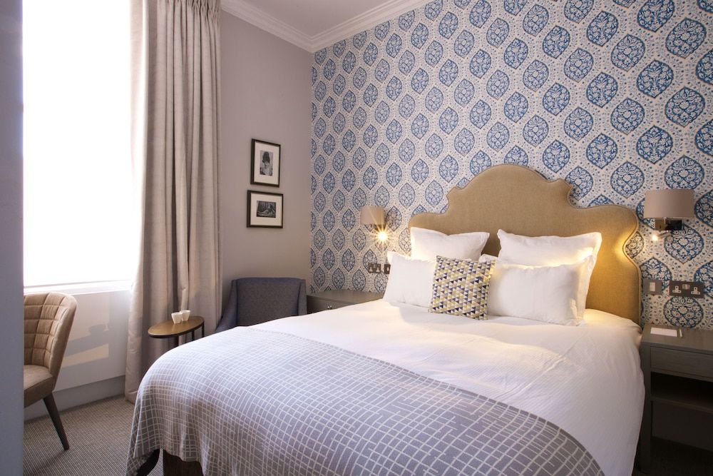 54 Queens Gate Hotel Double Room 11