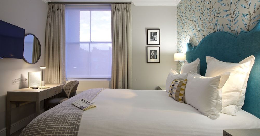 54 Queens Gate Hotel Double Room 8