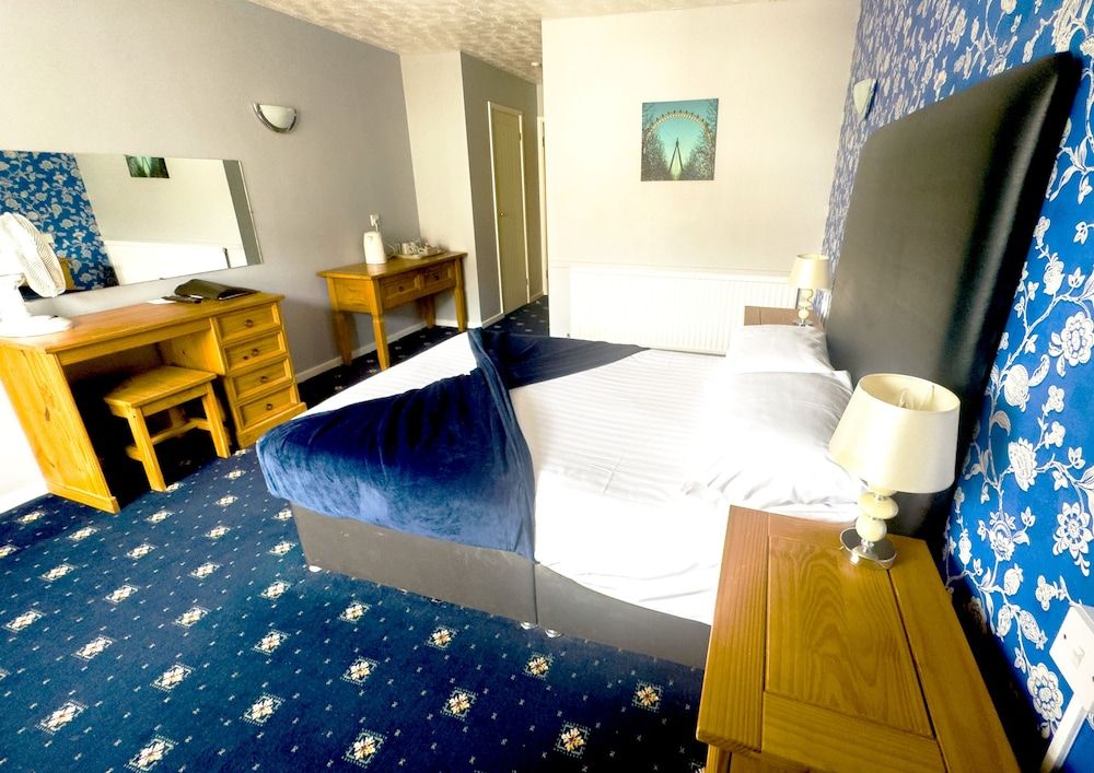 The Oakland Premier Double Room, Ensuite (with shower over bath)