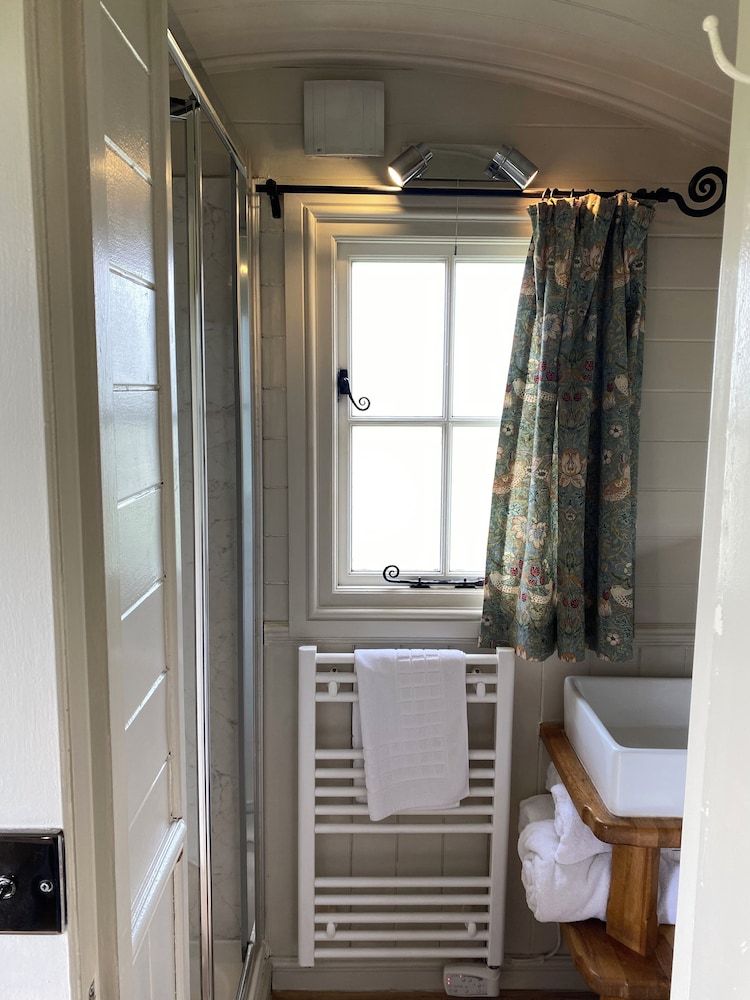 Dawn Chorus Holidays Standard Cabin (Texel Hut) 3